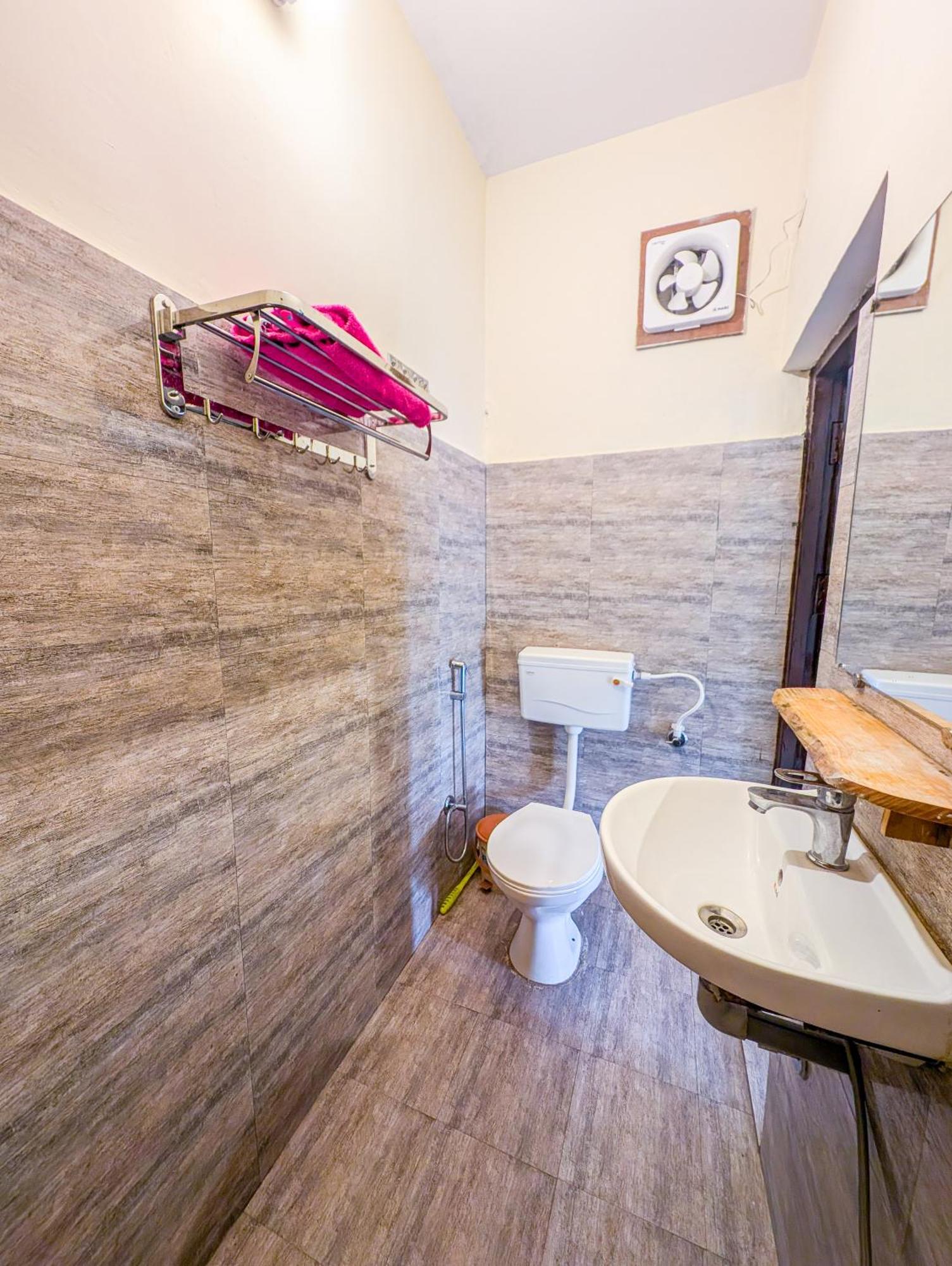 Hobo Hostel Дармсала Экстерьер фото